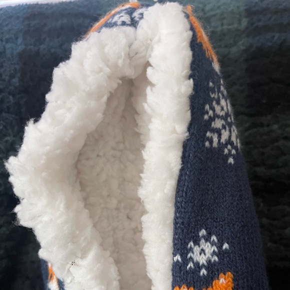 Majesty Brand white Sherpa slippers with snowflakes and foxes - Picture 4 of 5